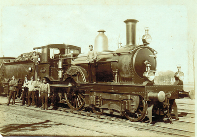 808253 Afbeelding van de stoomlocomotief nr. 905 (serie 901-950) van de S.S. met poserend spoorwegpersoneel, ...